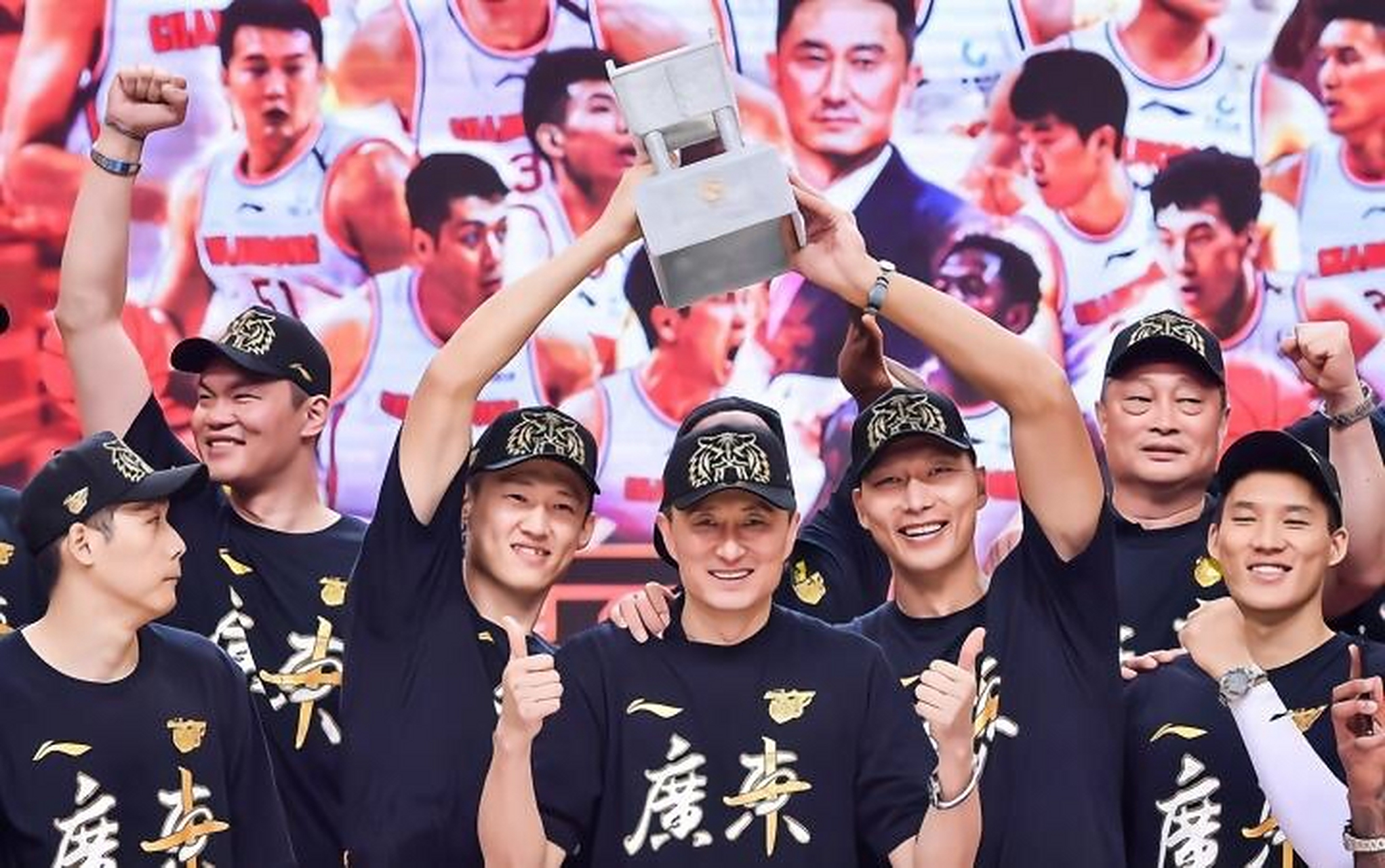 包含击败实力雄厚对手，球队迈向冠军座位的词条