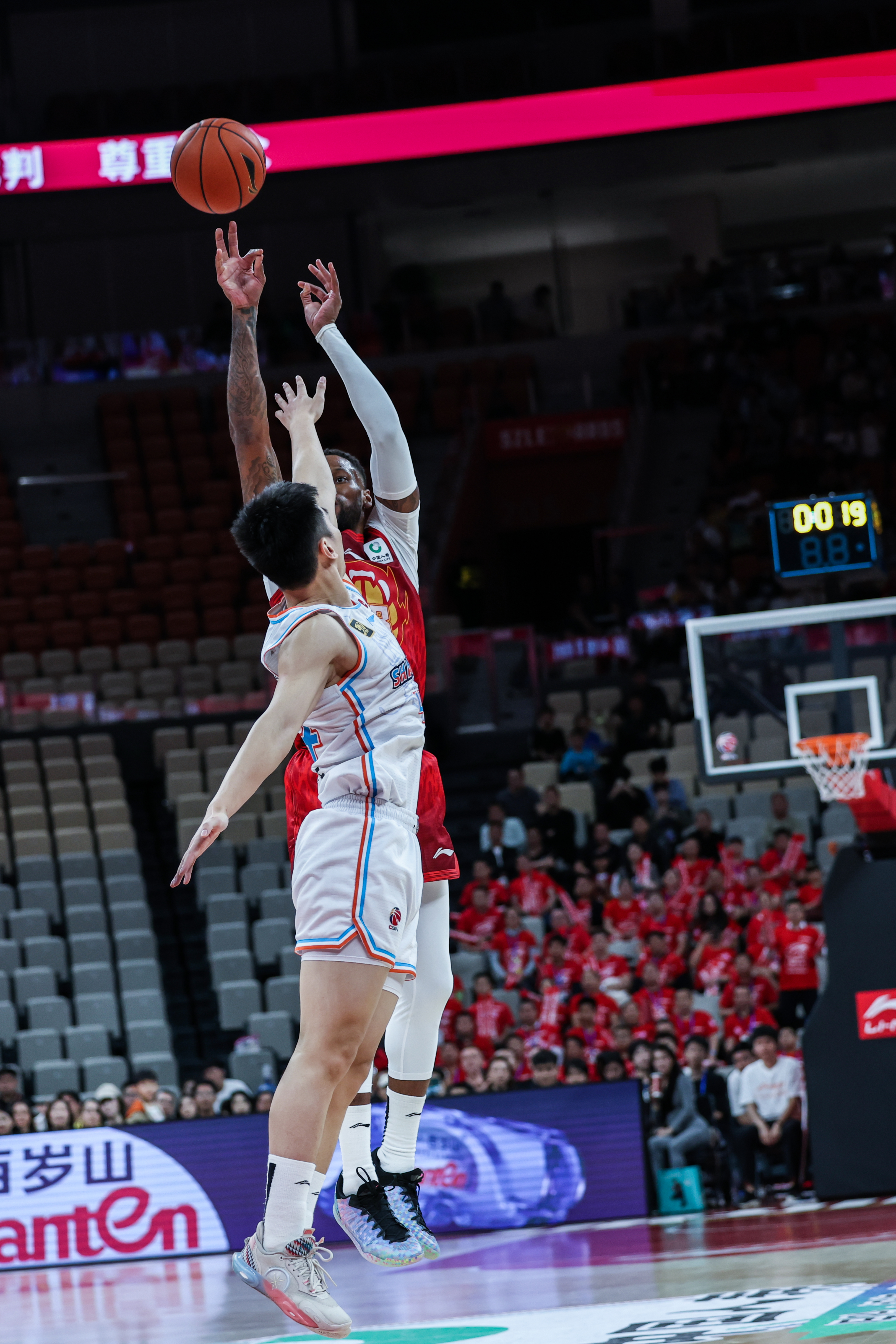 深圳取胜突破门将，锋线进攻火力十足