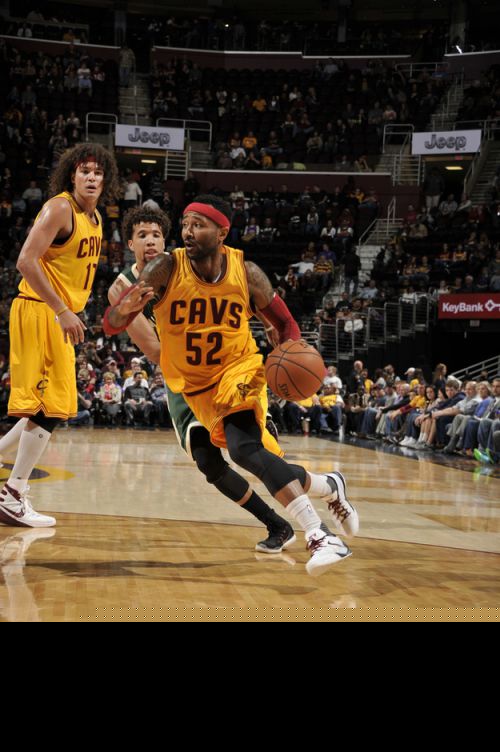 aoa体育体育网页版-雄鹿逆转骑士成功，逐渐跻身前列