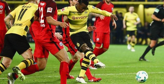 包含多特蒙德客场失利，争冠形势岌岌可危的词条